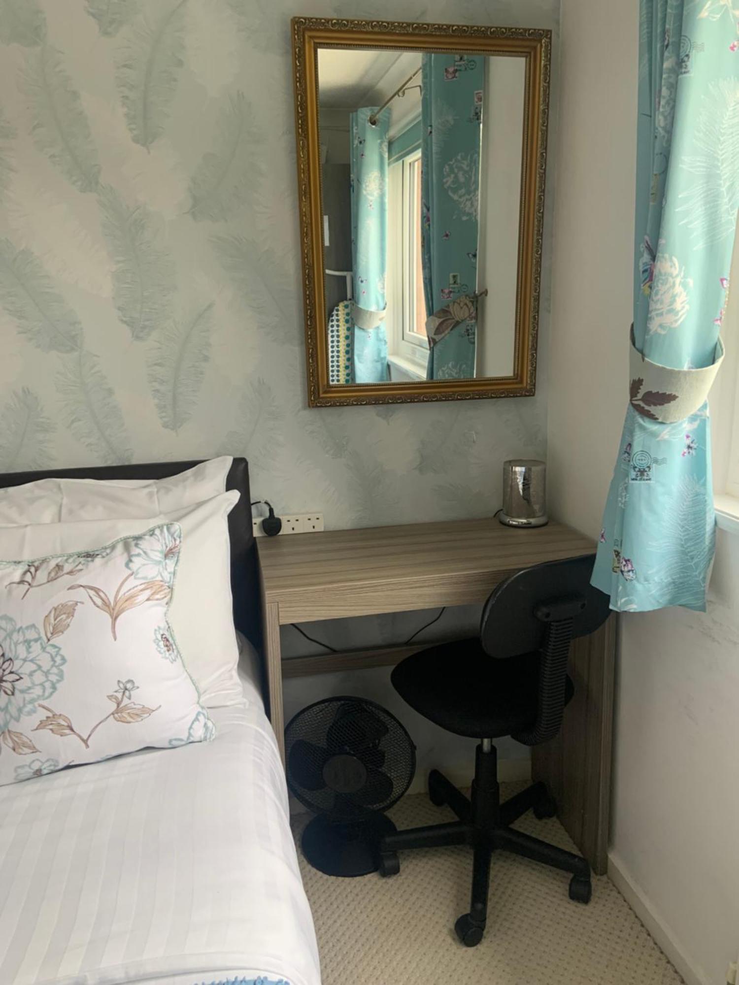 Enjoy Your Stay At Chorley Road Дройтвіч Номер фото